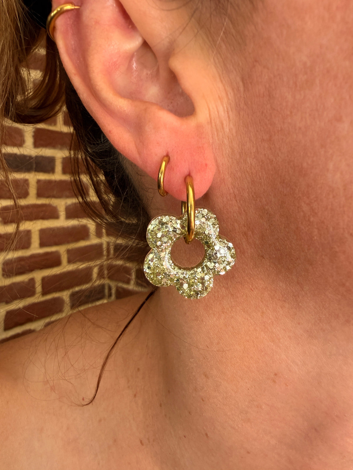 Boucle d'oreille interchangeable : grande pampille fleur en résine champagne doré sur créole dorée, faite main en Dordogne