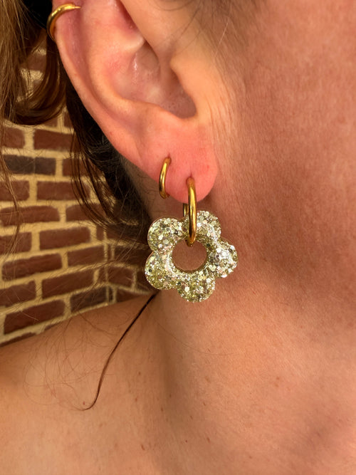 Boucle d'oreille interchangeable : grande pampille fleur en résine champagne doré sur créole dorée, faite main en Dordogne