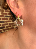 Boucle d'oreille interchangeable : grande pampille fleur en résine doré foncé sur créole dorée, faite main en Dordogne