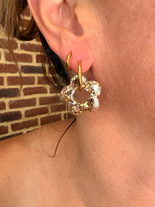Boucle d'oreille interchangeable : grande pampille fleur en résine doré foncé sur créole dorée, faite main en Dordogne