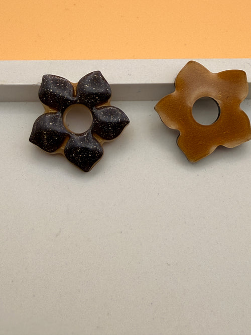 Dos doré de la pampille fleur aux pétales pointus en résine prune et or, Les Créa'Jo