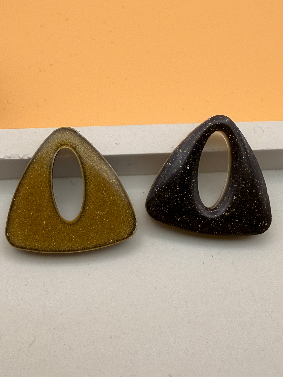 Dos doré de la pampille triangle en résine prune et or, Les Créa'Jo