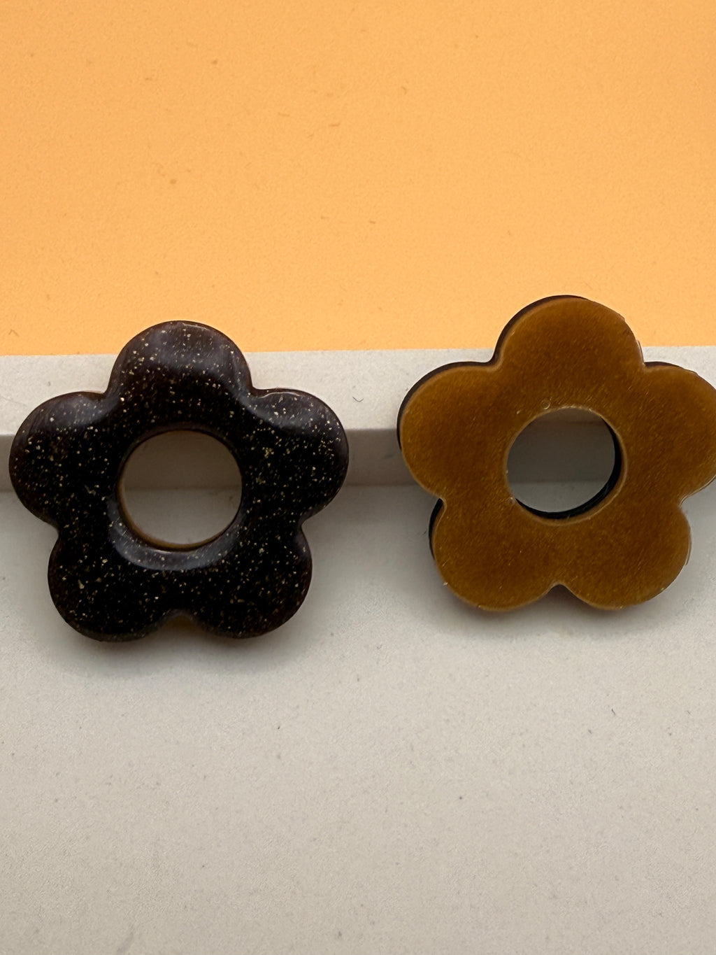 Dos doré de la pampille fleur en résine prune et or, Les Créa'Jo