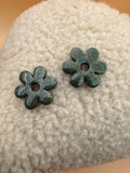 Pampille fleur six pétales en résine vert de gris pour boucles d'oreilles interchangeables, faite main en Dordogne
