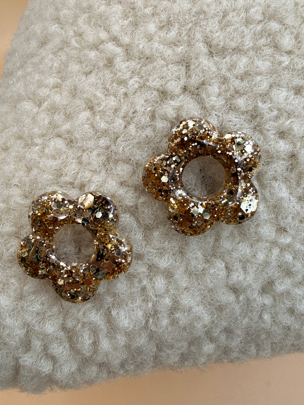 Pampille fleur en résine doré foncé pour boucles d'oreilles interchangeables, faite main en Dordogne
