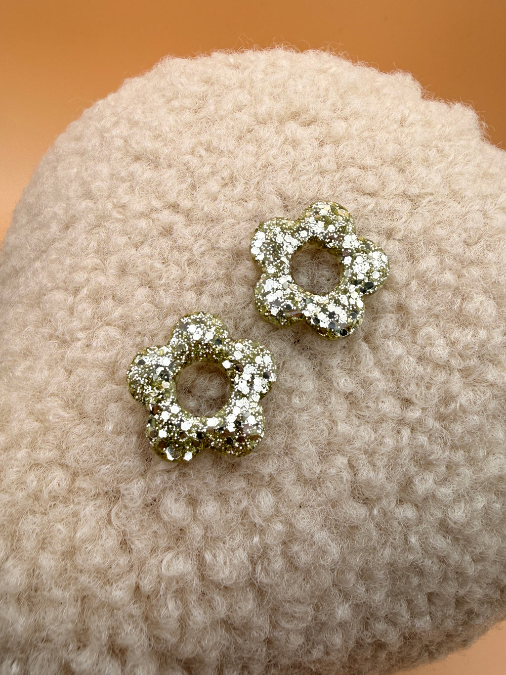 Pampille fleur en résine champagne doré pour boucles d'oreilles interchangeables, faite main en Dordogne
