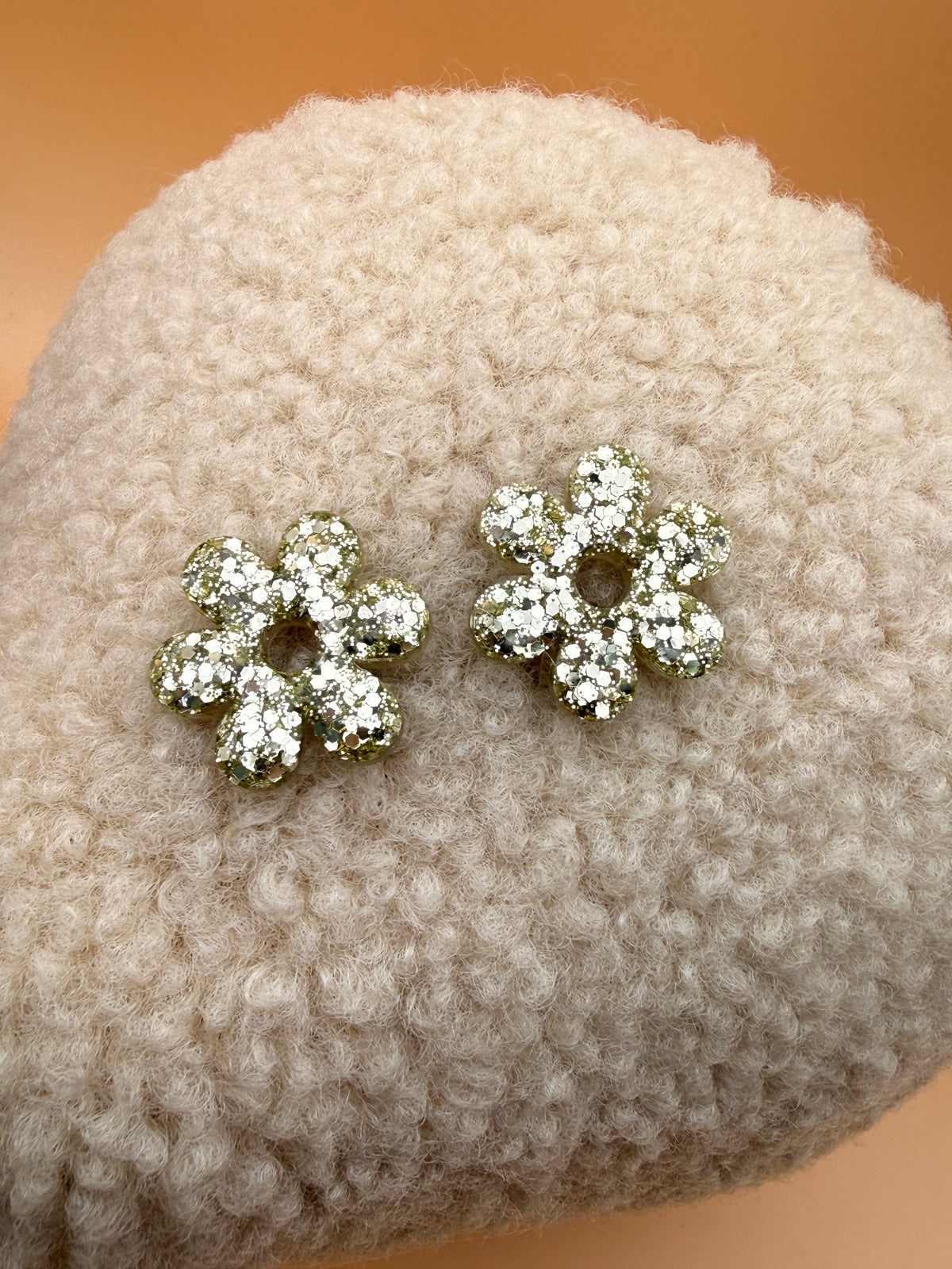 Pampille fleur six pétales en résine champagne doré pour boucles d'oreilles interchangeables, faite main en Dordogne