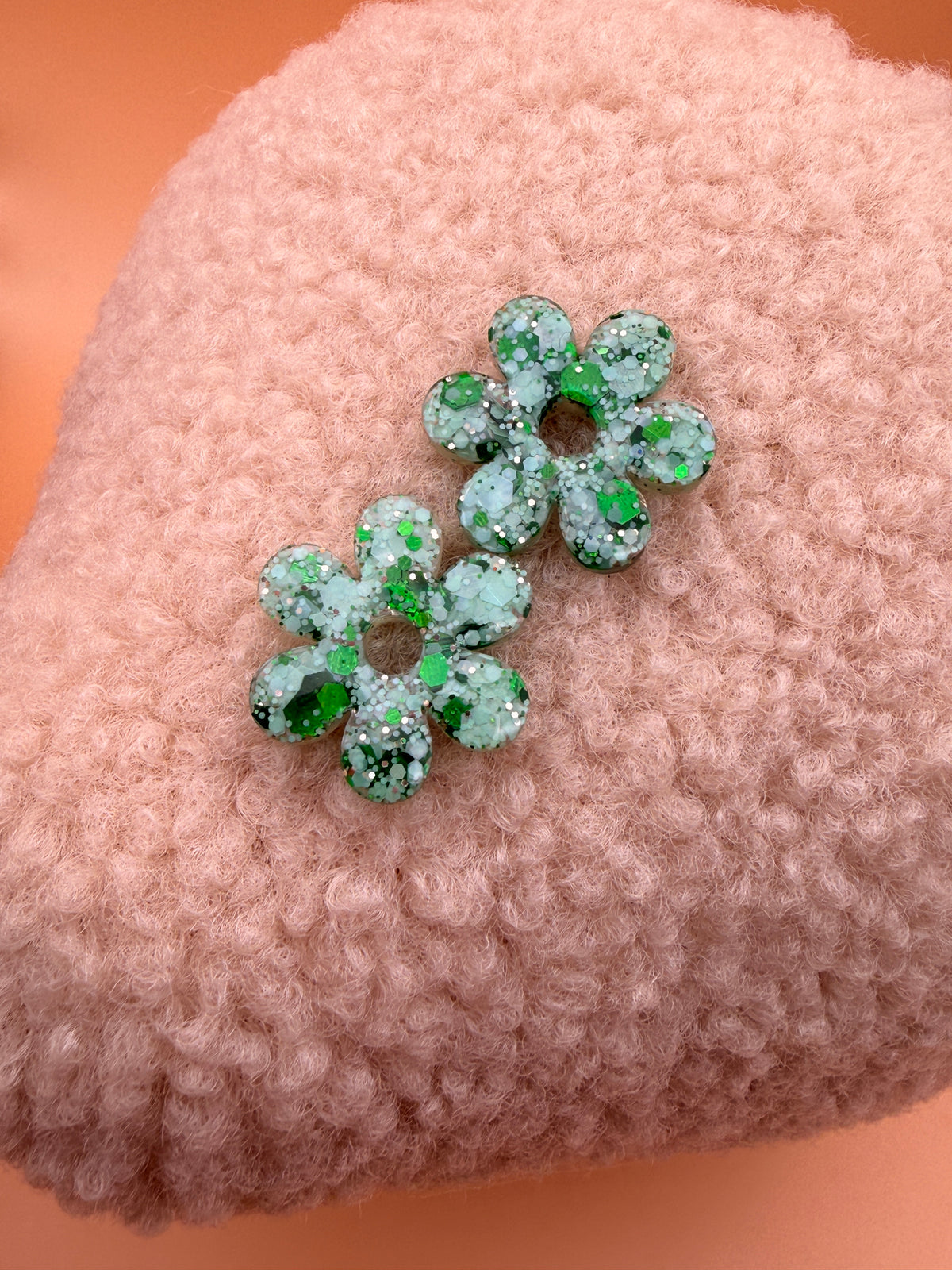 Pampille fleur six pétales en résine vert prairie pour boucles d'oreilles interchangeables, faite main en Dordogne