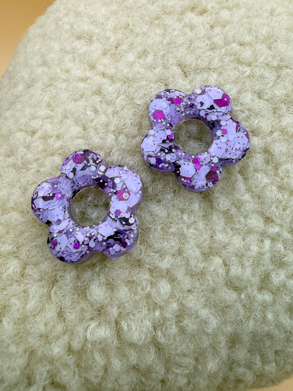 Pampille fleur en résine lilas et fuchsia pour boucles d'oreilles interchangeables, faite main en Dordogne