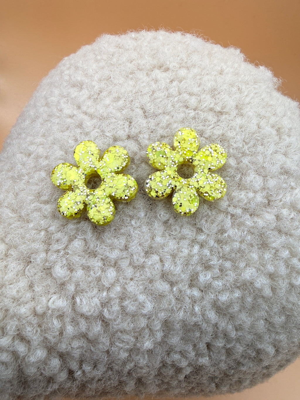 Pampille fleur six pétales en résine jaune citron pour boucles d'oreilles interchangeables, faite main en Dordogne