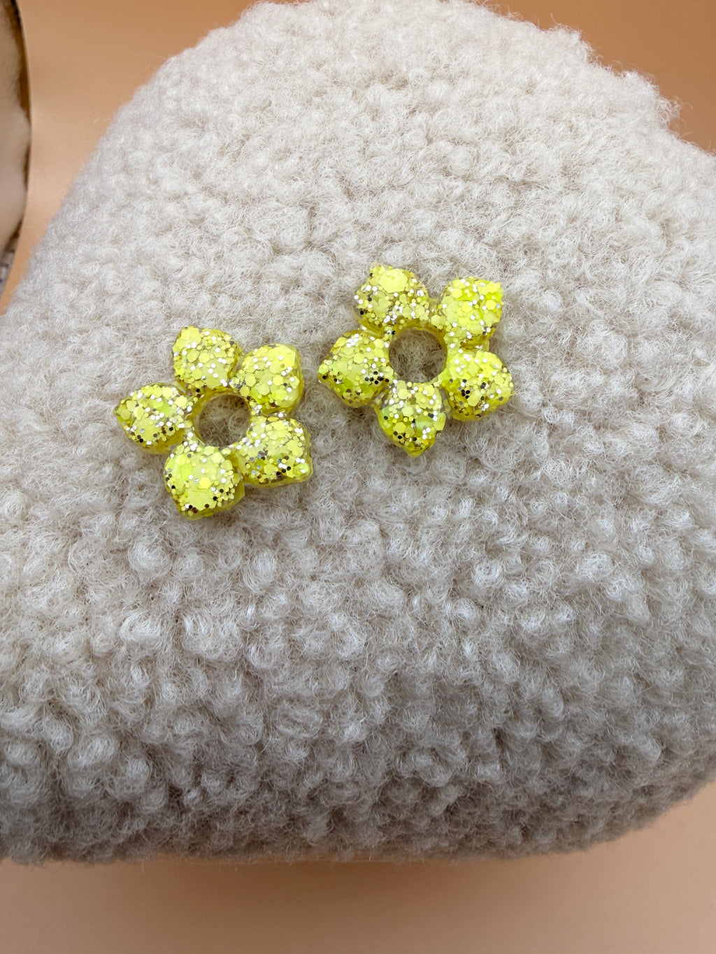 Pampille fleur aux pétales pointus en résine jaune citron pour boucles d'oreilles interchangeables, faite main en Dordogne