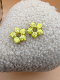 Pampille fleur aux pétales pointus en résine jaune citron pour boucles d'oreilles interchangeables, faite main en Dordogne