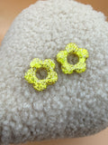 Pampille fleur en résine jaune citron pour boucles d'oreilles interchangeables, faite main en Dordogne