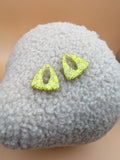 Pampille triangle en résine jaune citron pour boucles d'oreilles interchangeables, faite main en Dordogne