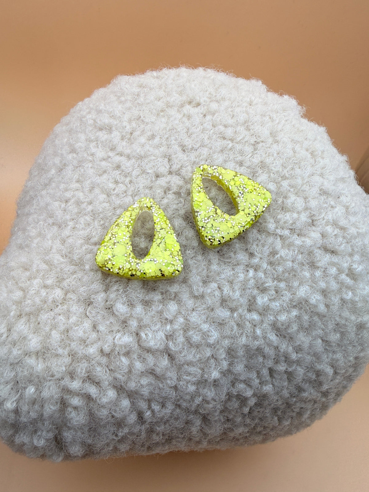 Pampille triangle en résine jaune citron pour boucles d'oreilles interchangeables, faite main en Dordogne