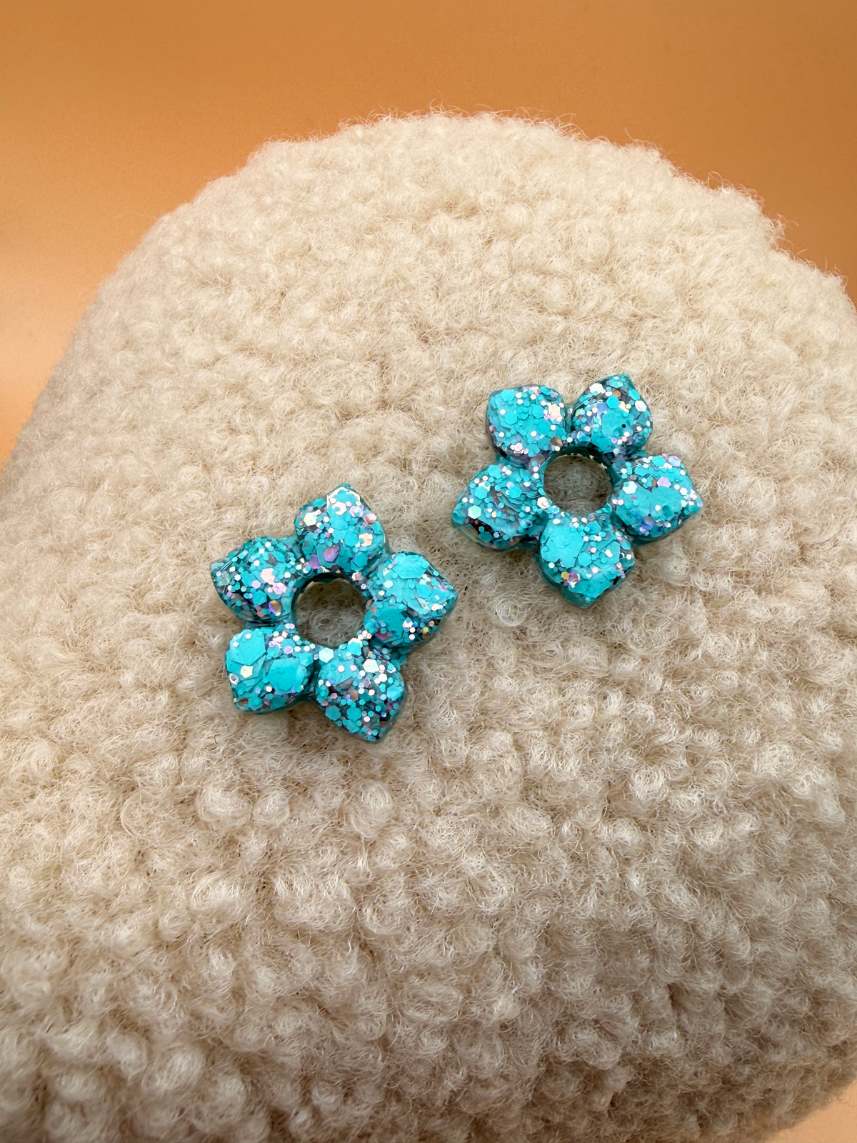 Pampille fleur aux pétales pointus en résine turquoise pour boucles d'oreilles interchangeables, faite main en Dordogne