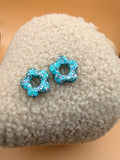 Pampille fleur en résine turquoise pour boucles d'oreilles interchangeables, faite main en Dordogne