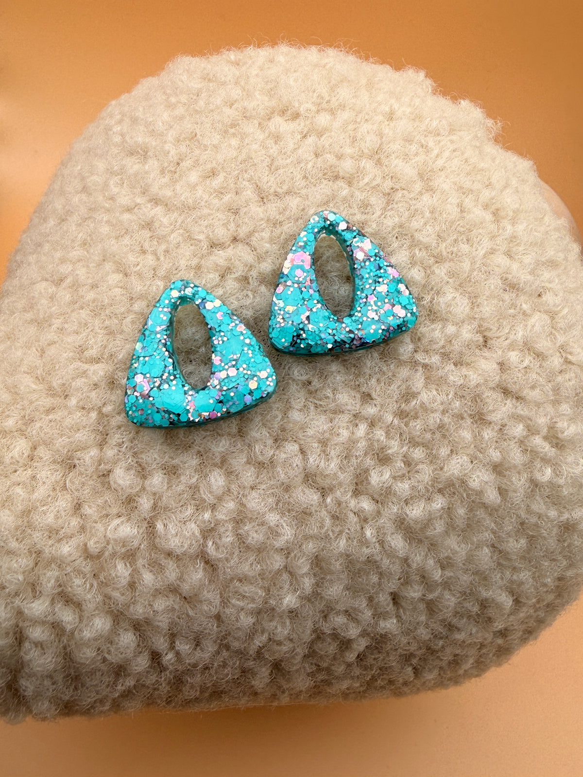 Pampille triangle en résine turquoise pour boucles d'oreilles interchangeables, faite main en Dordogne