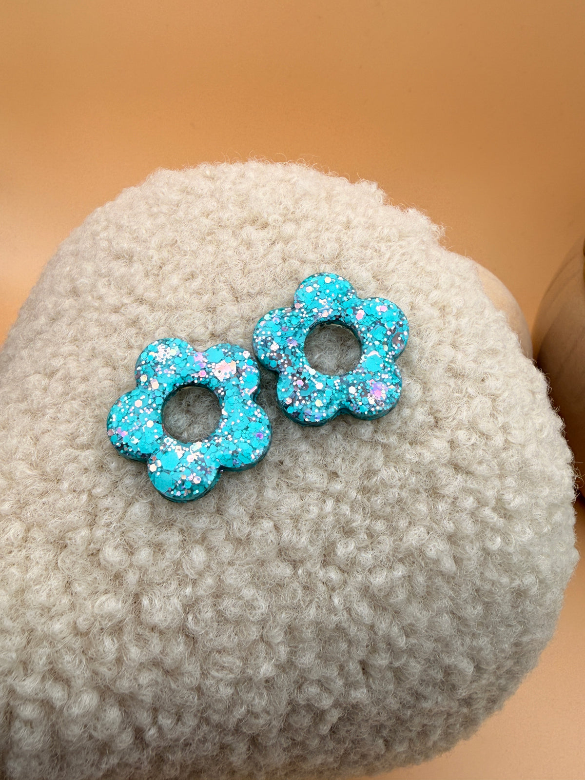 Grande pampille fleur en résine turquoise pour boucles d'oreilles interchangeables, faite main en Dordogne