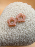 Pampille fleur en résine pêche nacré pour boucles d'oreilles interchangeables, faite main en Dordogne