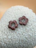 Pampille fleur en résine brun cacao pour boucles d'oreilles interchangeables, faite main en Dordogne