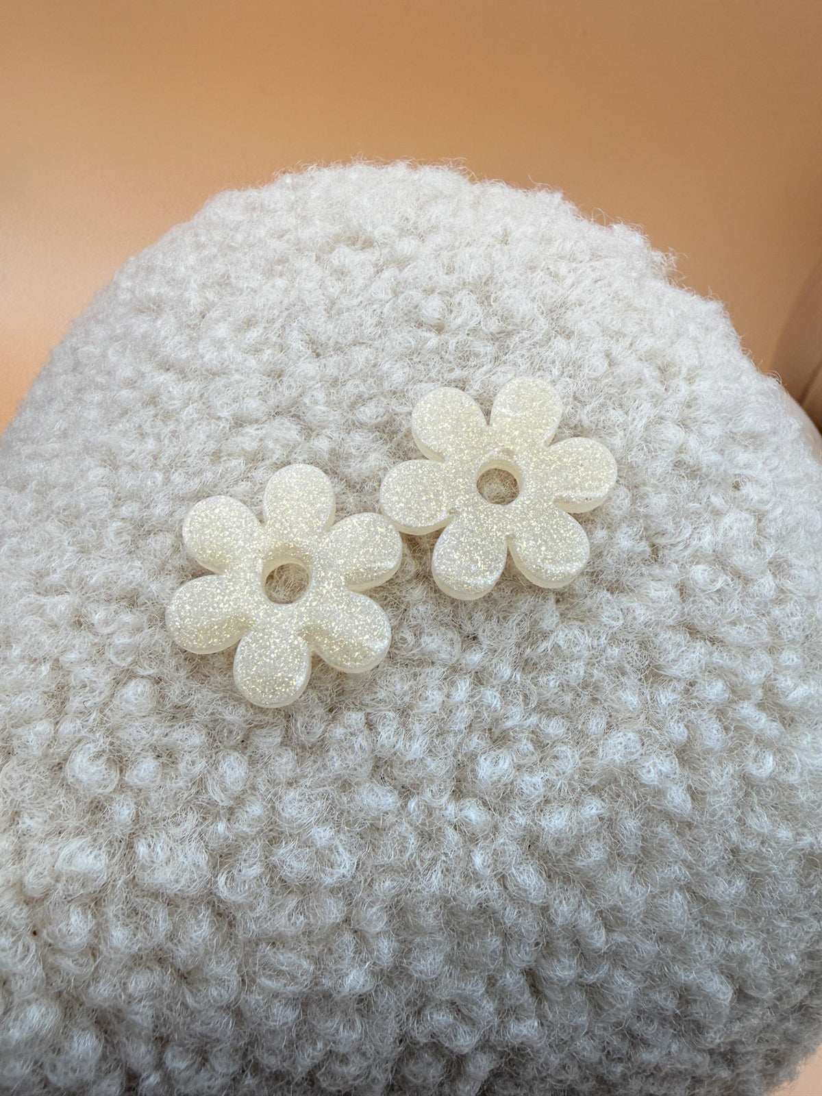 Pampille fleur six pétales en résine blanc nacré, vue de détail