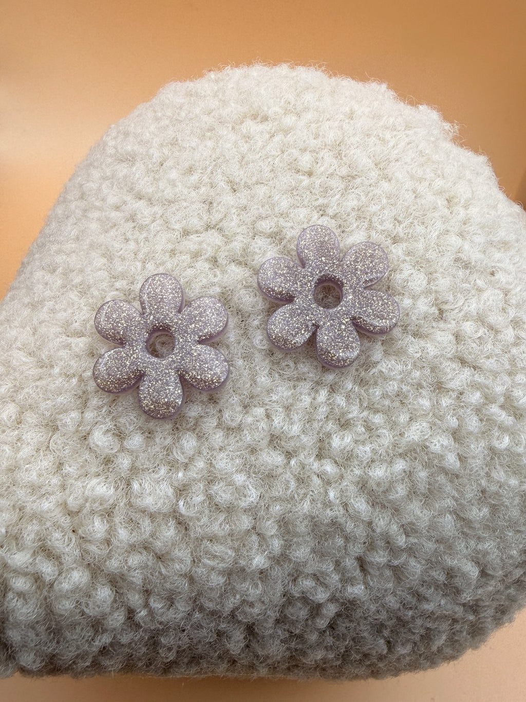 Pampille fleur six pétales en résine argent givré pour boucles d'oreilles interchangeables, faite main en Dordogne