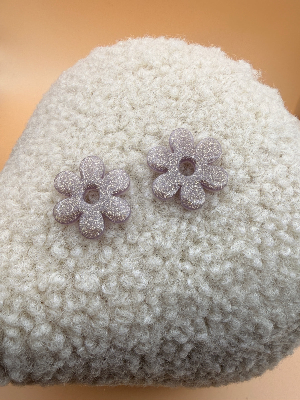 Pampille fleur six pétales en résine argent givré pour boucles d'oreilles interchangeables, faite main en Dordogne