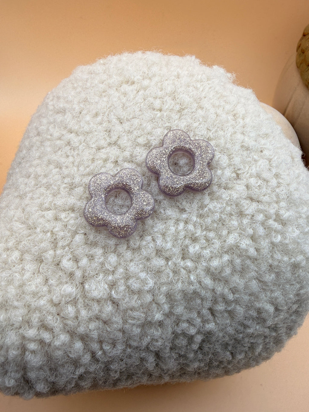 Pampille fleur en résine gris poudré pour boucles d'oreilles interchangeables, faite main en Dordogne
