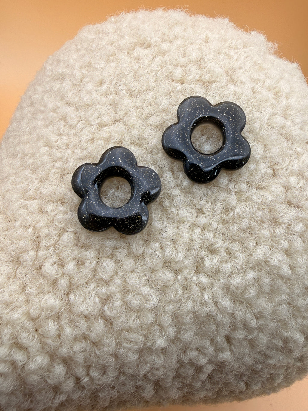Pampille fleur en résine gris acier pour boucles d'oreilles interchangeables, faite main en Dordogne