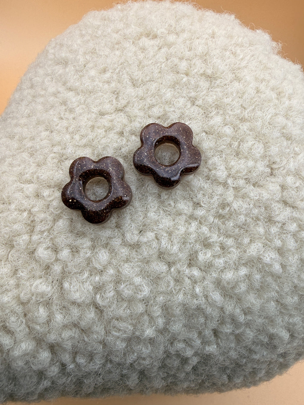 Petite pampille fleur en résine marron pailleté pour boucles d'oreilles interchangeables, faite main en Dordogne