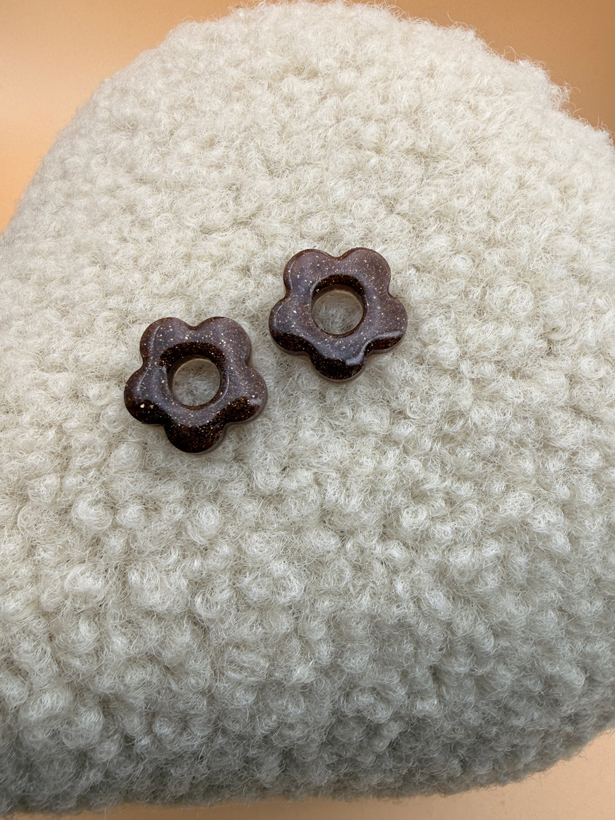 Petite pampille fleur en résine marron pailleté pour boucles d'oreilles interchangeables, faite main en Dordogne