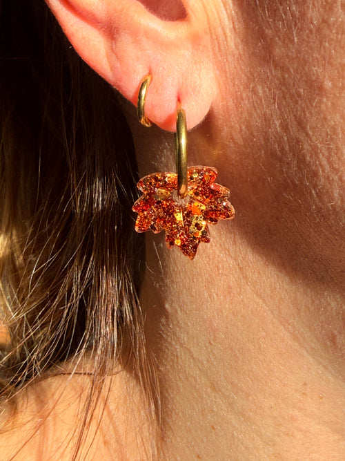 Pampille feuille d'érable en résine ambre pour boucles d'oreilles interchangeables, faite main en Dordogne