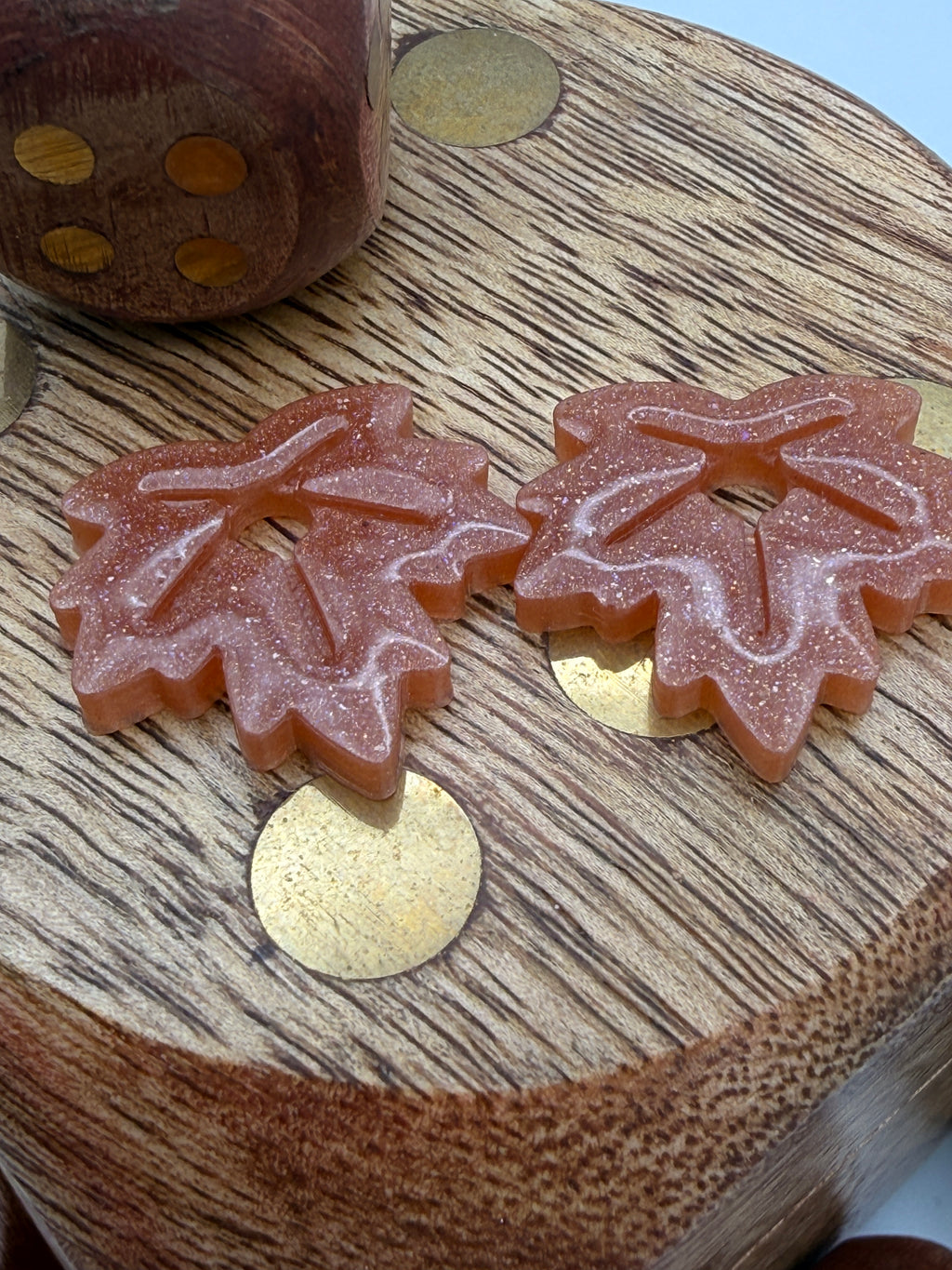 Pampille feuille d'érable en résine beige sable pour boucles d'oreilles interchangeables, faite main en Dordogne