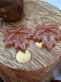 Pampille feuille d'érable en résine beige sable pour boucles d'oreilles interchangeables, faite main en Dordogne