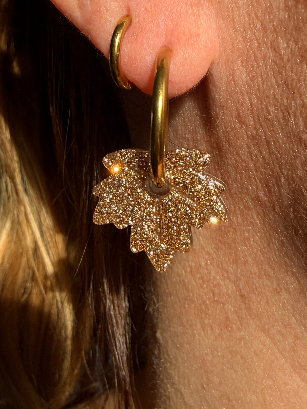 Pampille feuille d'érable en résine dorée pailletée pour boucles d'oreilles interchangeables, faite main en Dordogne
