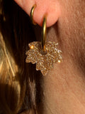 Pampille feuille d'érable en résine dorée pailletée pour boucles d'oreilles interchangeables, faite main en Dordogne