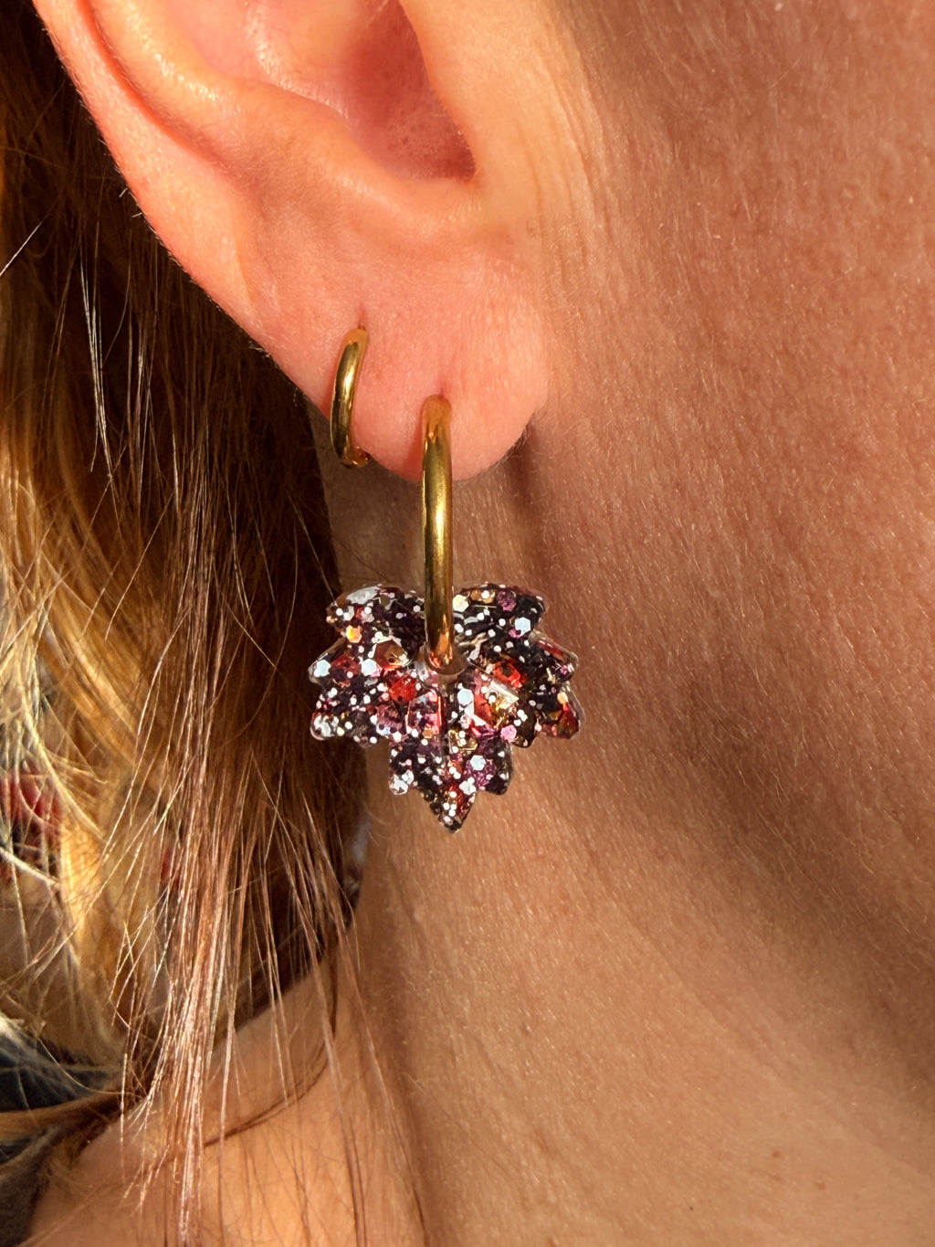 Boucle d'oreille interchangeable : pampille feuille d'érable en résine camaïeu d'automne portée à l'oreille, faite main en Dordogne