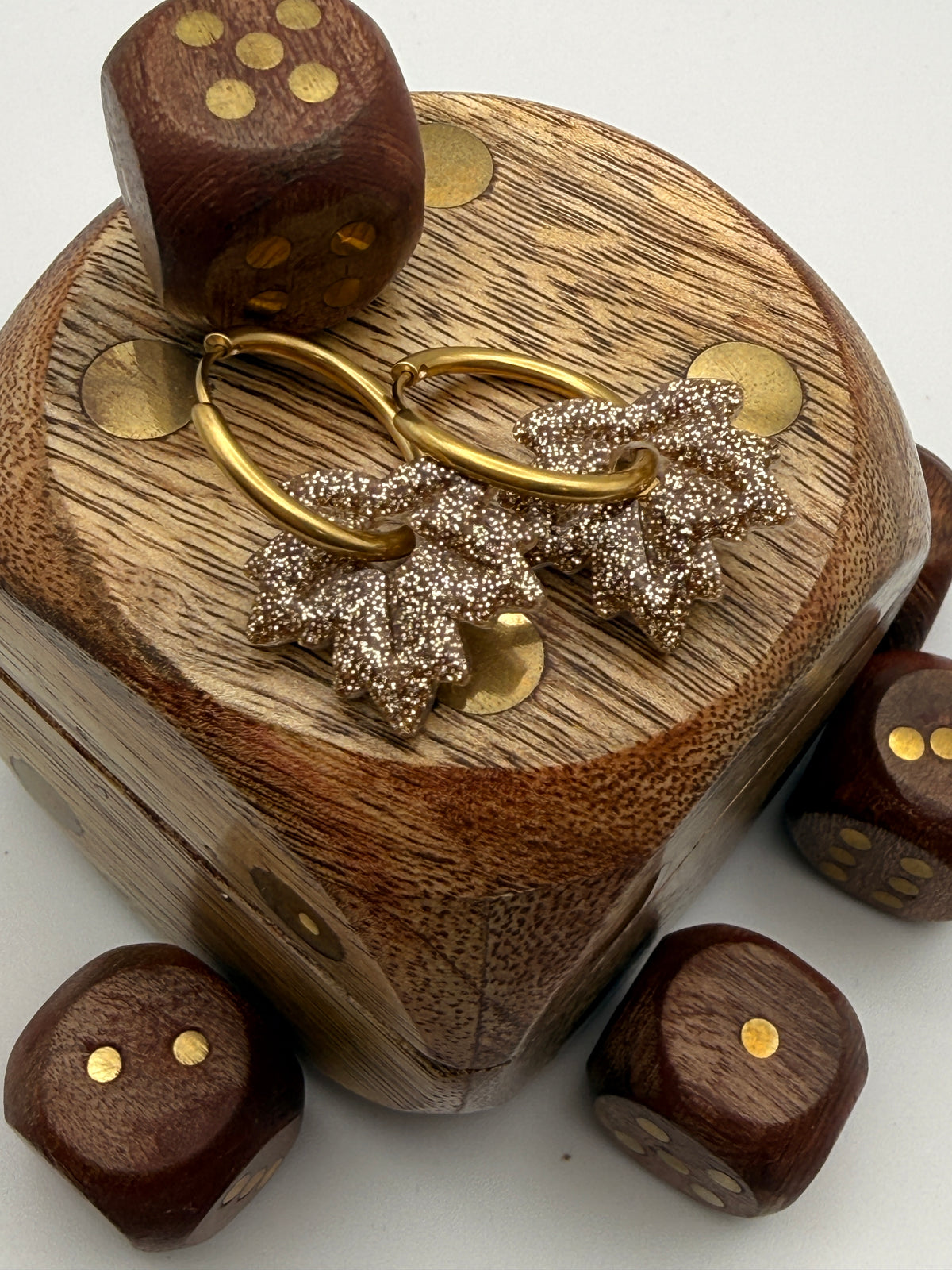 Pampille feuille d'érable en résine dorée pailletée, détail des paillettes