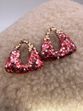Pampille triangle en résine rouge et or pailleté pour boucles d'oreilles interchangeables, faite main en Dordogne