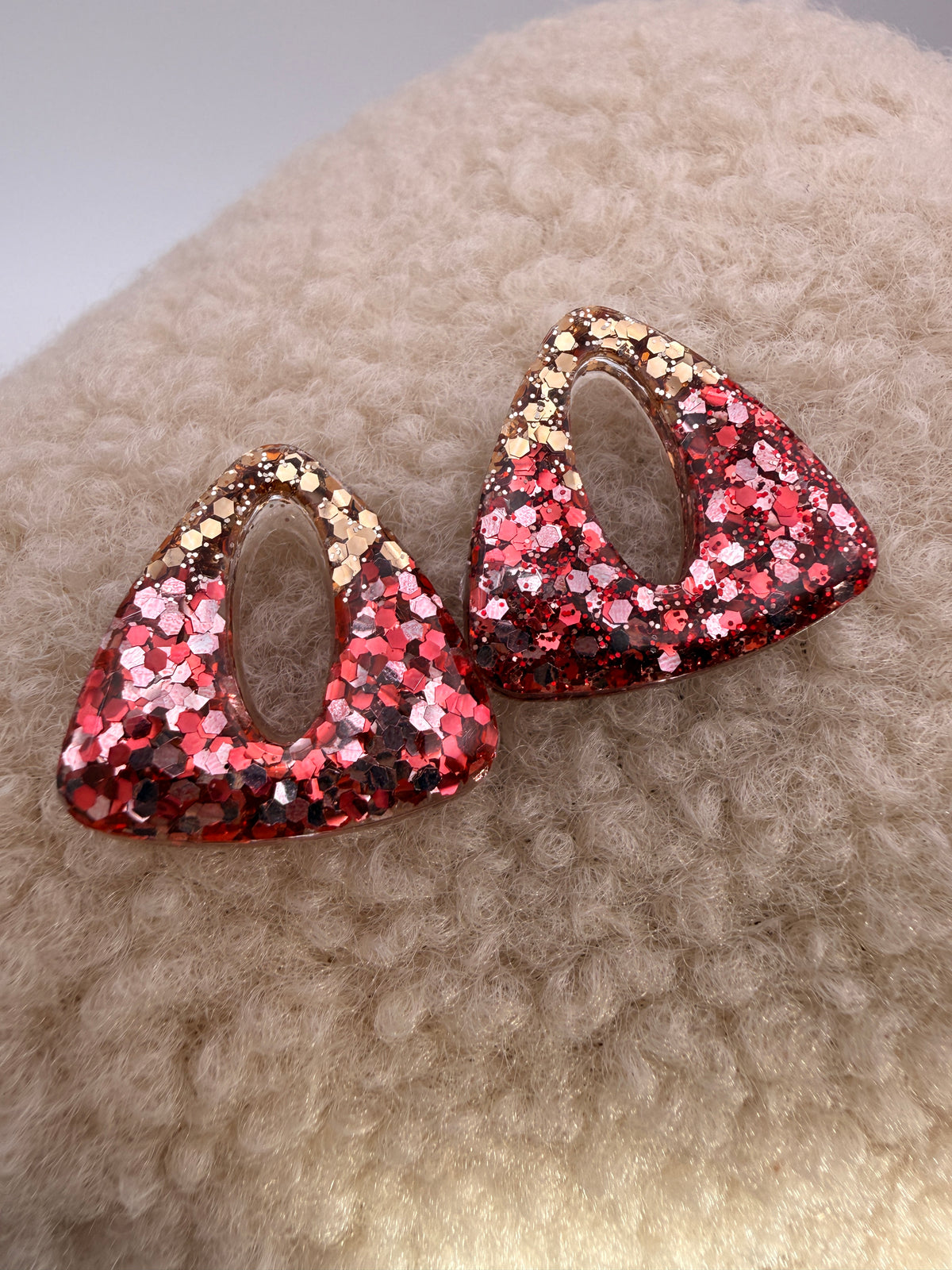 Pampille triangle en résine rouge et or pailleté pour boucles d'oreilles interchangeables, faite main en Dordogne