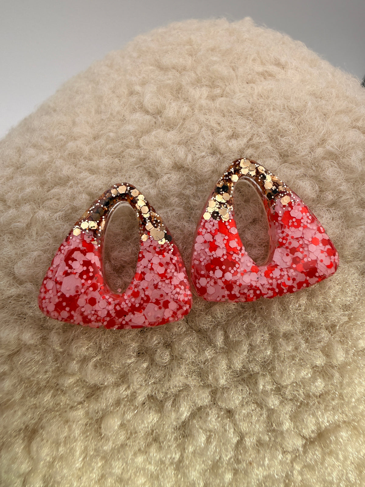 Pampille triangle en résine rouge, rose et doré pour boucles d'oreilles interchangeables, faite main en Dordogne