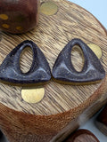 Pampille triangle en résine prune et or pour boucles d'oreilles interchangeables, faite main en Dordogne