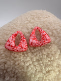Pampille triangle en résine rouge et rose pour boucles d'oreilles interchangeables, faite main en Dordogne