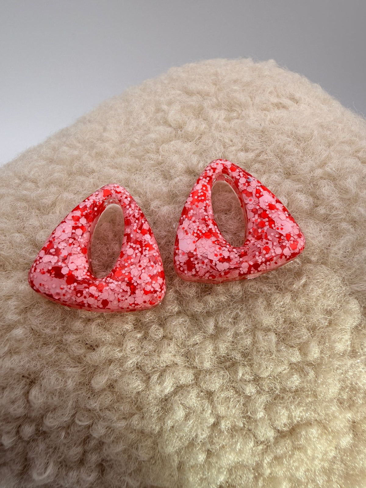 Pampille triangle en résine rouge et rose pour boucles d'oreilles interchangeables, faite main en Dordogne