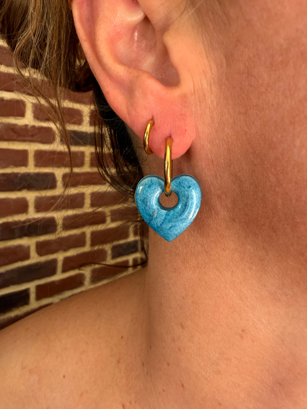 Boucle d'oreille interchangeable : pampille cœur en résine bleu marbré sur créole dorée, faite main en Dordogne