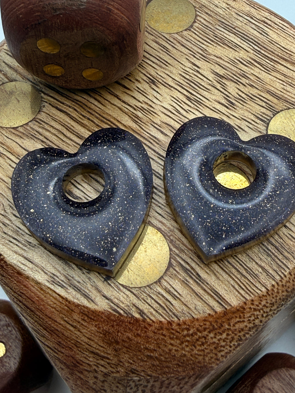 Pampille cœur en résine prune et or pour boucles d'oreilles interchangeables, faite main en Dordogne