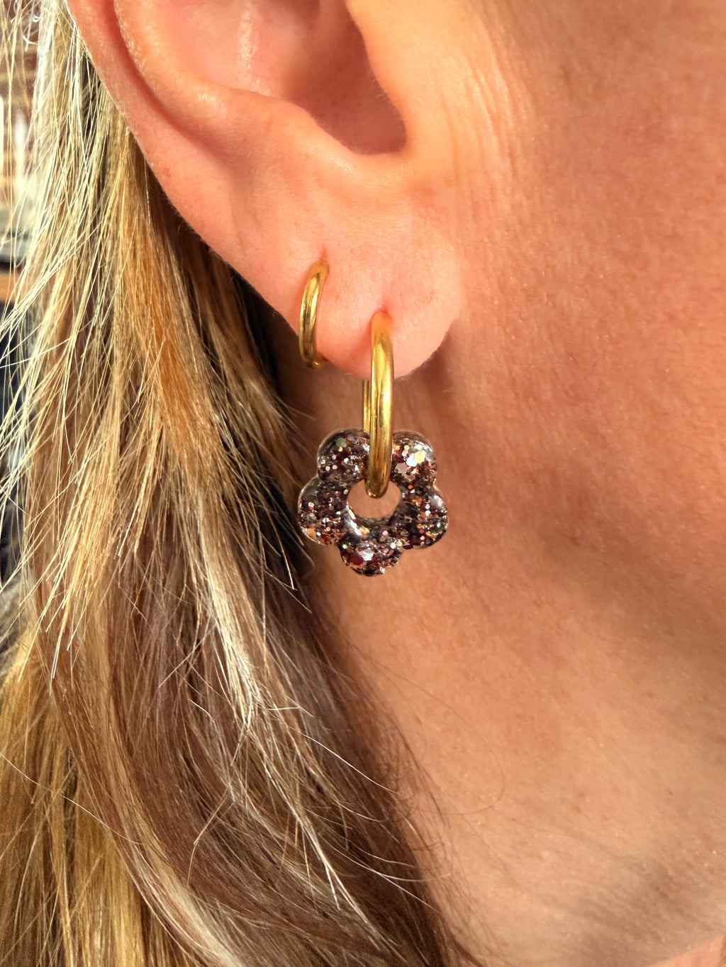 Petite pampille fleur en résine marron d'automne pour boucles d'oreilles interchangeables, faite main en Dordogne