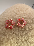 Petite pampille fleur en résine rouge, rose et doré pour boucles d'oreilles interchangeables, faite main en Dordogne