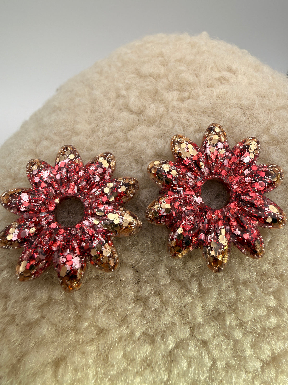 Pampille tournesol en résine rouge et or pailleté pour boucles d'oreilles interchangeables, faite main en Dordogne